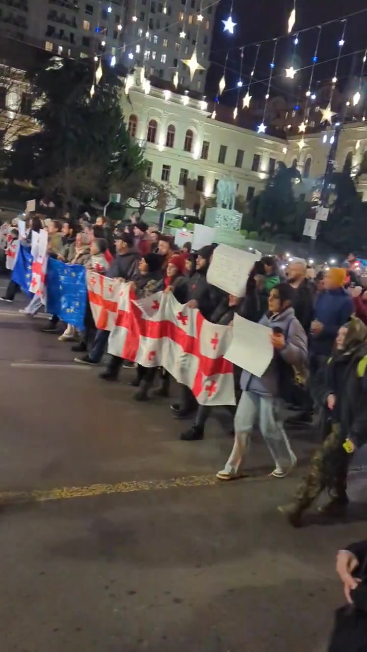 Day 39 of GeorgiaProtests: Tbilisi's Rustaveli Avenue closed for traffic as a large march of fans of Men's Show - popular Georgian comedy/entertainment show - arrives at the parliament. 