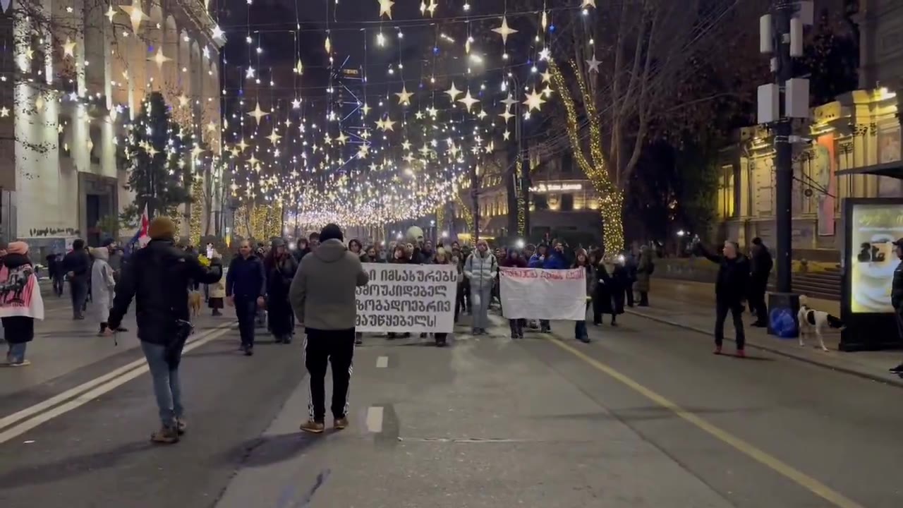 “People deserve free/unbiased Public Broadcaster,” “No justice, no peace” - protesters at the Public Broadcaster join the Rustaveli crowds