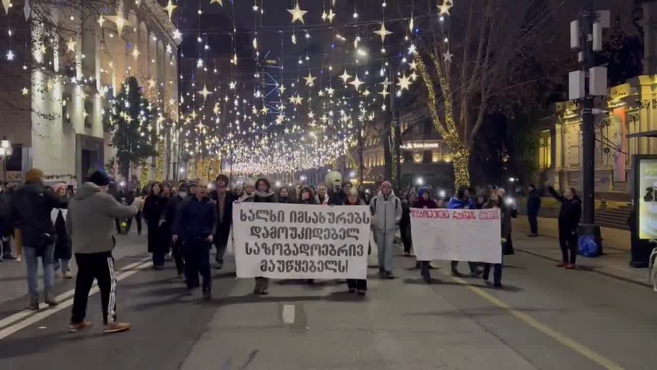 “People deserve free/unbiased Public Broadcaster,” “No justice, no peace” - protesters at the Public Broadcaster join the Rustaveli crowds