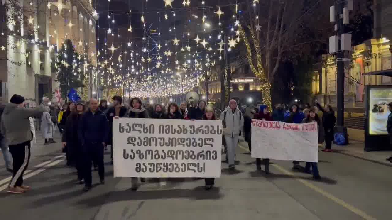 “People deserve free/unbiased Public Broadcaster,” “No justice, no peace” - protesters at the Public Broadcaster join the Rustaveli crowds