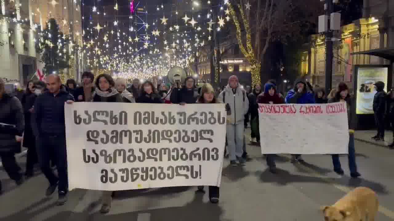 “People deserve free/unbiased Public Broadcaster,” “No justice, no peace” - protesters at the Public Broadcaster join the Rustaveli crowds