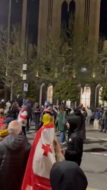 Tbilisi's Rustaveli Avenue is again blocked as non-stop GeorgiaProtests enter Day 128. Activists carry posters with portraits of prisoners of conscience and chant their names. More than 60 persons remain in jail over 2024-2025 protests