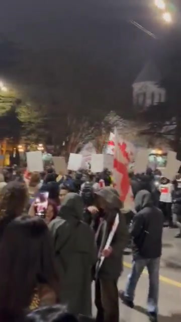 Tbilisi's Rustaveli Avenue is again blocked as non-stop GeorgiaProtests enter Day 128. Activists carry posters with portraits of prisoners of conscience and chant their names. More than 60 persons remain in jail over 2024-2025 protests