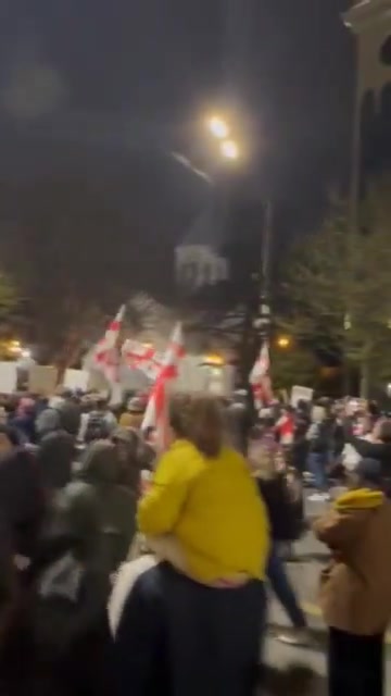 Tbilisi's Rustaveli Avenue is again blocked as non-stop GeorgiaProtests enter Day 128. Activists carry posters with portraits of prisoners of conscience and chant their names. More than 60 persons remain in jail over 2024-2025 protests