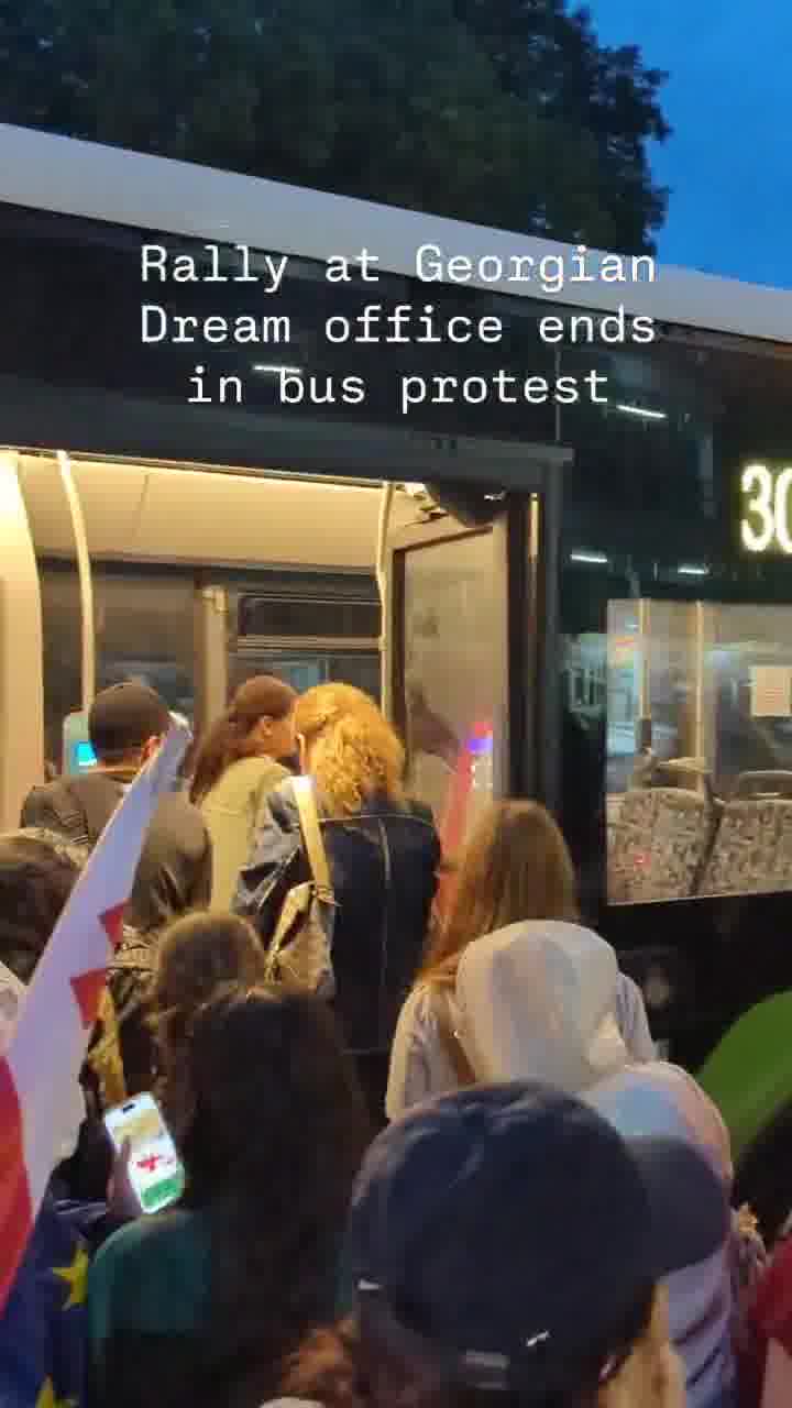 The protest at Georgian Dream headquarters continued in the bus as demonstrators headed to Rustaveli Avenue to join the daily rally. Day 181 of GeorgiaProtests 