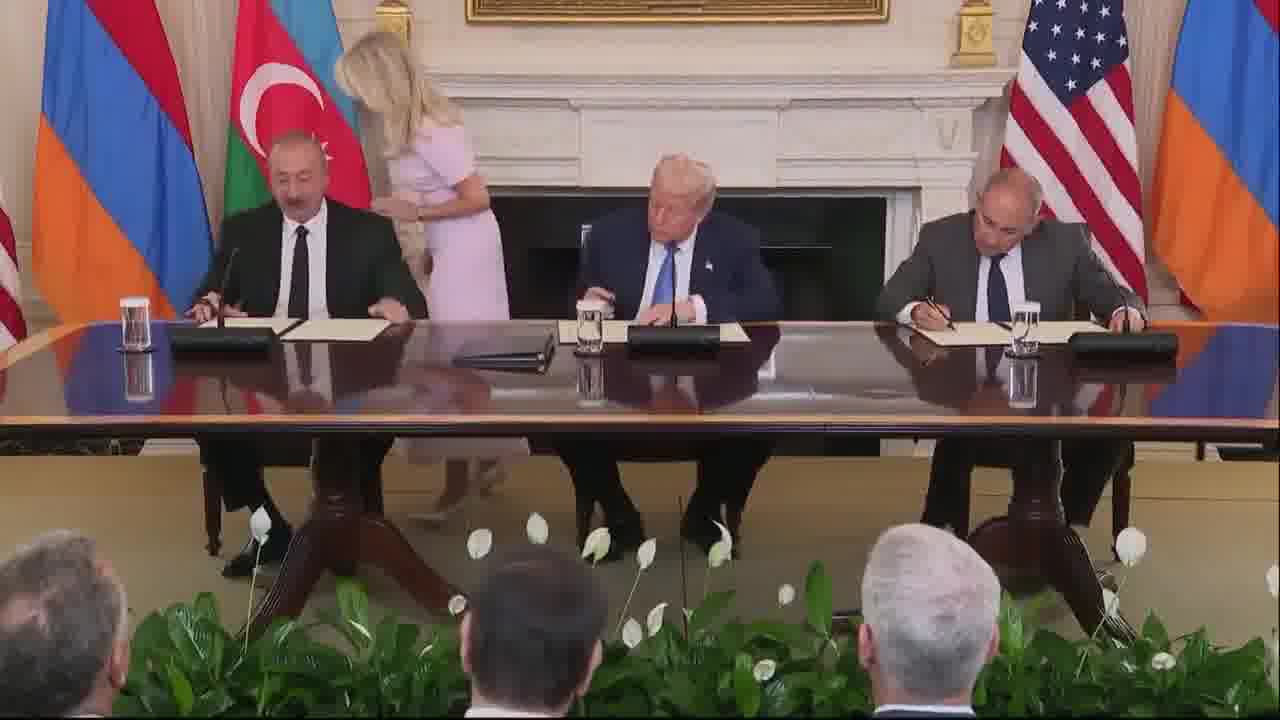הנשיא דונלד ג'יי טראמפ, נשיא אזרבייג'ן אילהם אלייב וראש ממשלת ארמניה ניקול פשיניאן חותמים על הסכמי שלום וכלכליים בבית הלבן.
