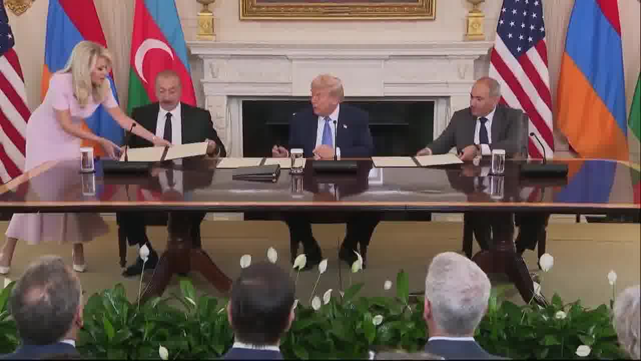 הנשיא דונלד ג'יי טראמפ, נשיא אזרבייג'ן אילהם אלייב וראש ממשלת ארמניה ניקול פשיניאן חותמים על הסכמי שלום וכלכליים בבית הלבן.