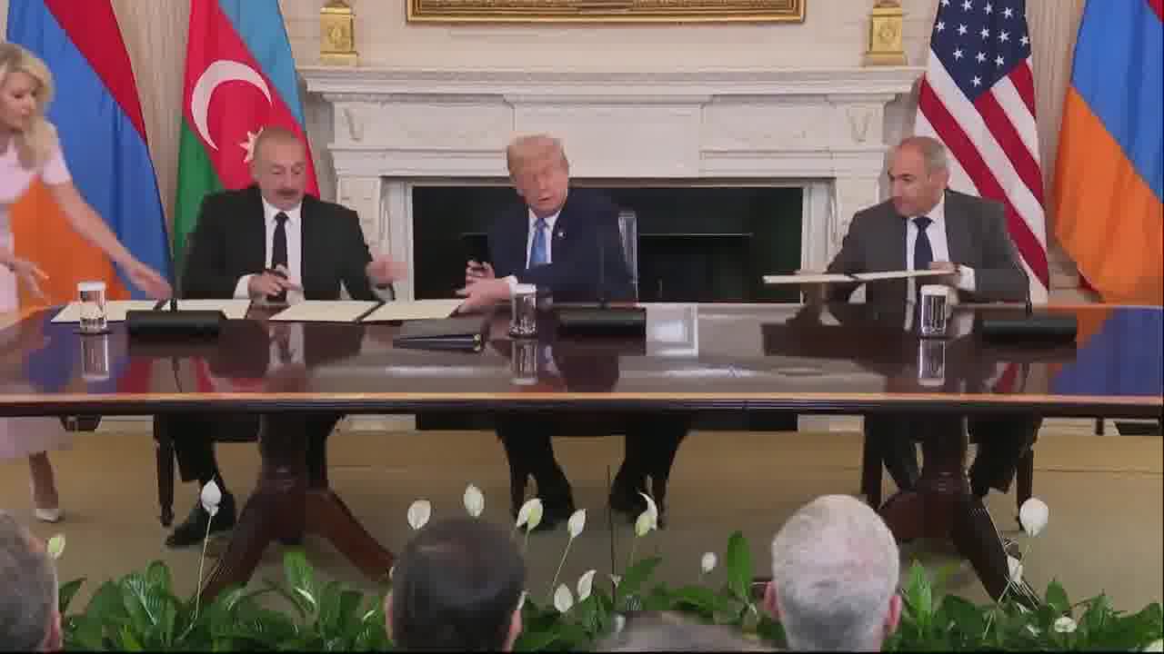 הנשיא דונלד ג'יי טראמפ, נשיא אזרבייג'ן אילהם אלייב וראש ממשלת ארמניה ניקול פשיניאן חותמים על הסכמי שלום וכלכליים בבית הלבן.