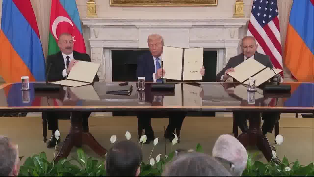 הנשיא דונלד ג'יי טראמפ, נשיא אזרבייג'ן אילהם אלייב וראש ממשלת ארמניה ניקול פשיניאן חותמים על הסכמי שלום וכלכליים בבית הלבן.