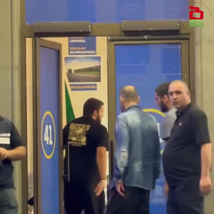 Tension on Melikishvili Ave as Georgia Protests gathered near the opening of GD’s mayoral HQ - just hours after 12 political prisoners were sentenced. GD MEP Beka Odisharia confronted protesters, hurling insults & swearing as they called him “Russia’s slave”