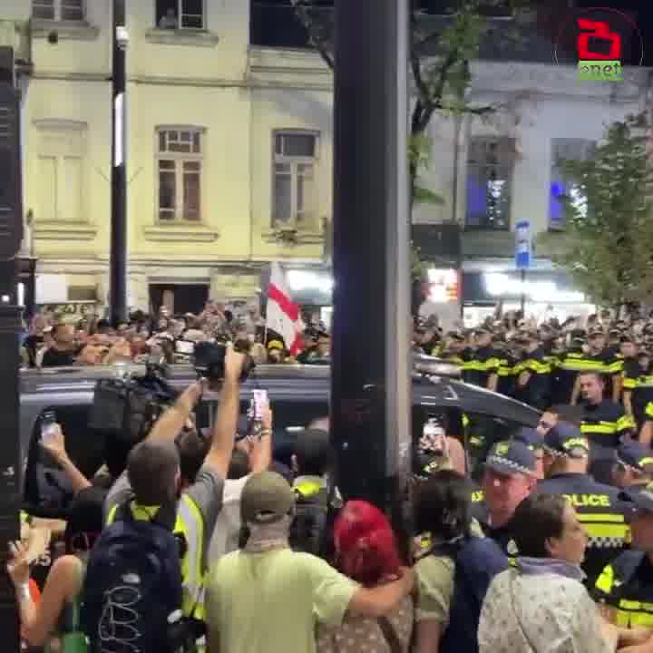Tension on Melikishvili Ave as Georgia Protests gathered near the opening of GD’s mayoral HQ - just hours after 12 political prisoners were sentenced. GD MEP Beka Odisharia confronted protesters, hurling insults & swearing as they called him “Russia’s slave”