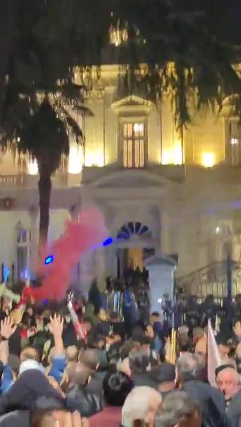 Happening now on Tbilisi’s Atoneli Street: the presidential palace is guarded by riot police as protesters rally outside. Demonstrators attempted to storm the building following an appeal from the rally’s leader