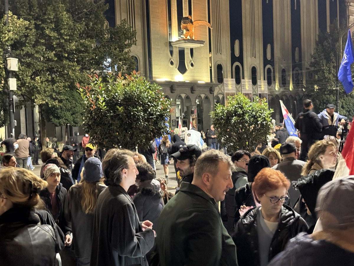 Despite the threats, people still blocked the Rustaveli Avenue