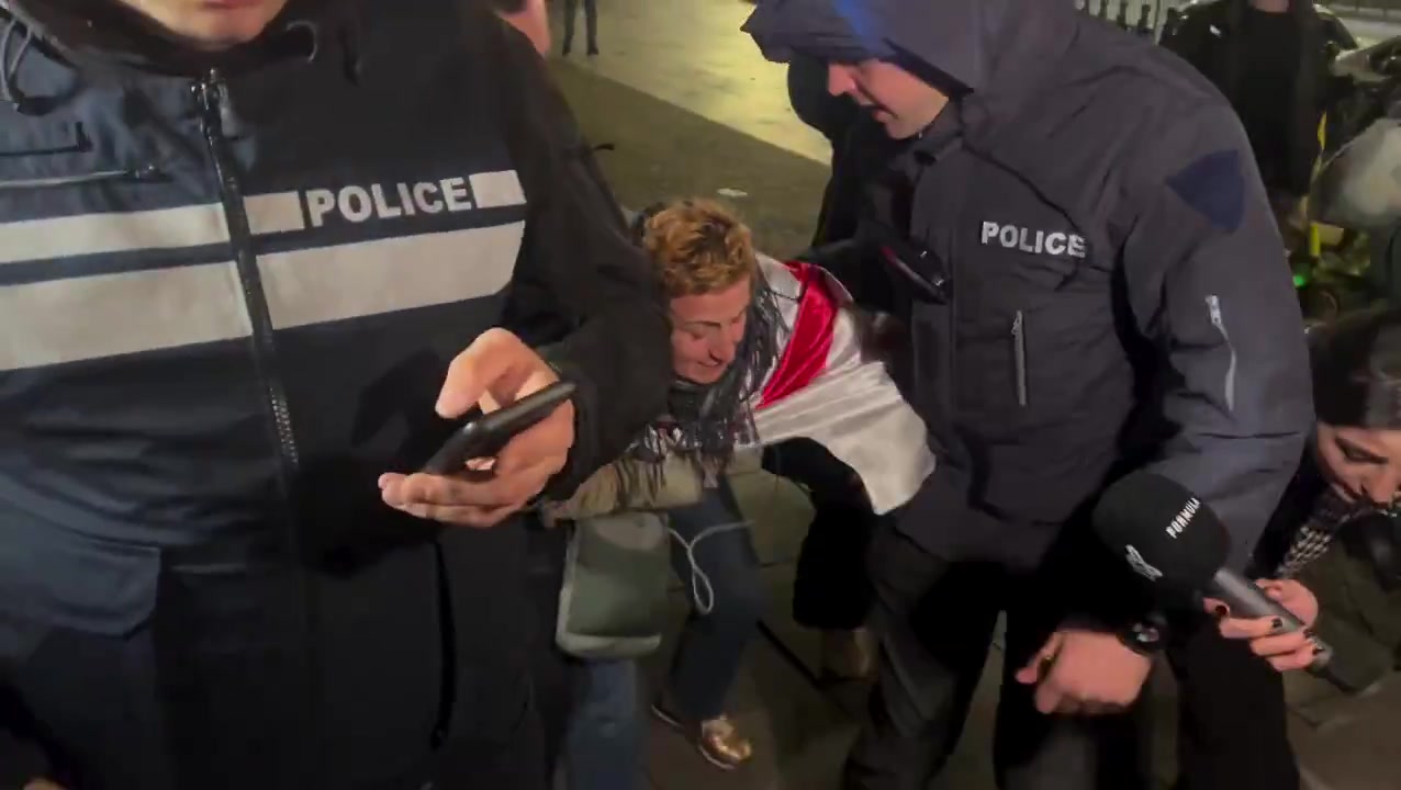 A series of arbitrary arrests are taking place on Rustaveli Avenue after protesters blocked the street for the 341st consecutive day