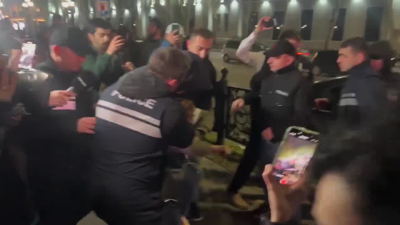 A series of arbitrary arrests are taking place on Rustaveli Avenue after protesters blocked the street for the 341st consecutive day