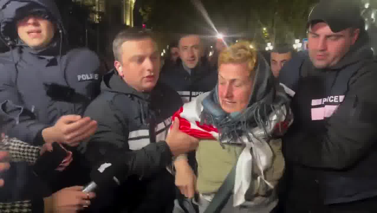 A series of arbitrary arrests are taking place on Rustaveli Avenue after protesters blocked the street for the 341st consecutive day