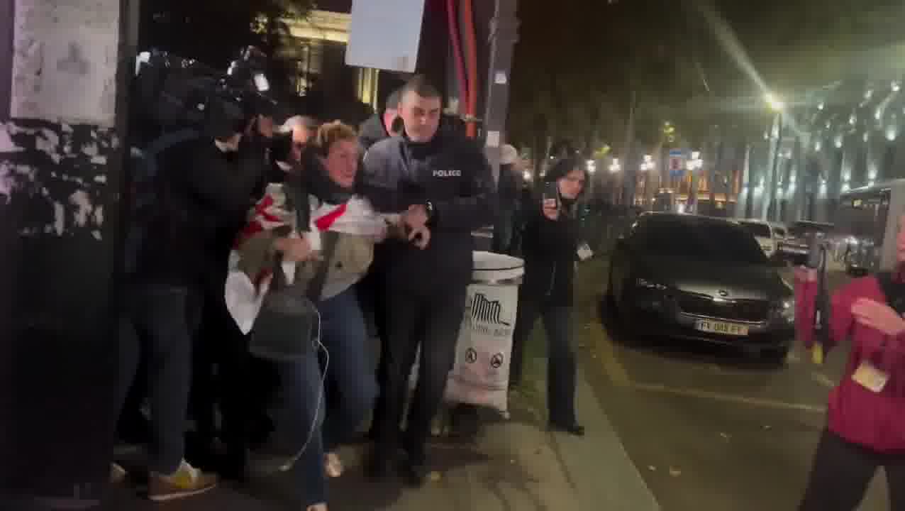 A series of arbitrary arrests are taking place on Rustaveli Avenue after protesters blocked the street for the 341st consecutive day