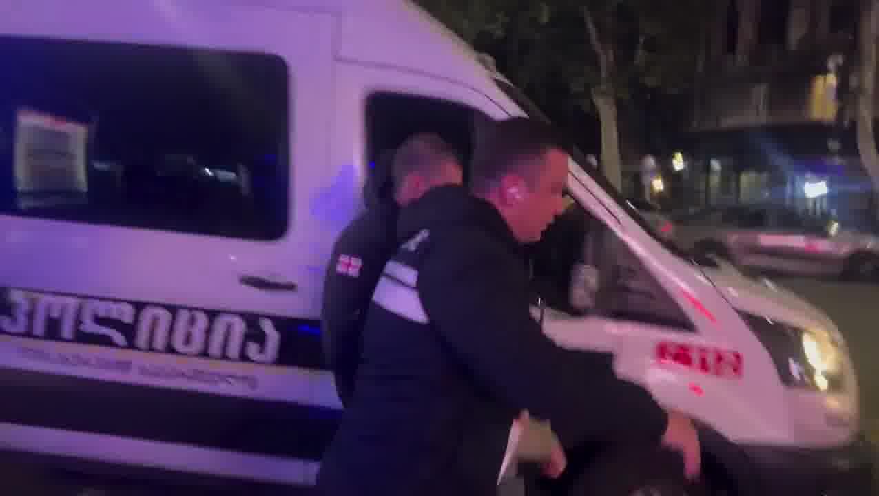 A series of arbitrary arrests are taking place on Rustaveli Avenue after protesters blocked the street for the 341st consecutive day