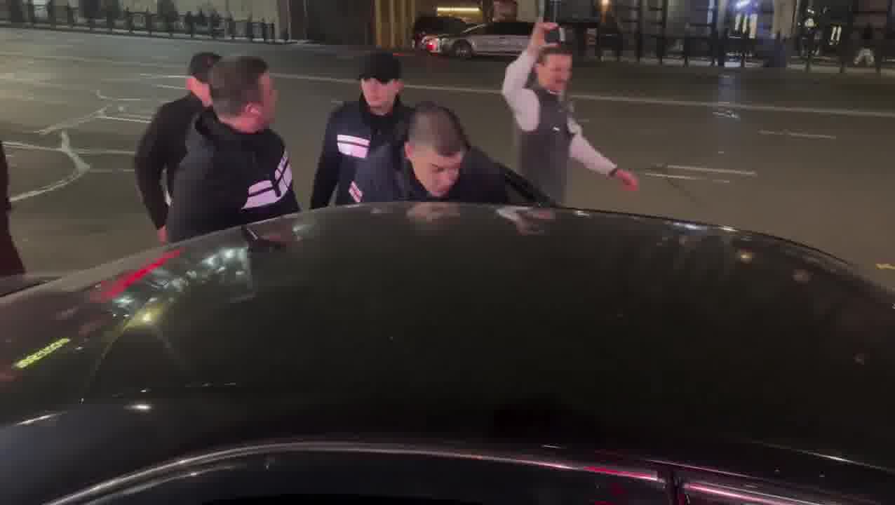 A series of arbitrary arrests are taking place on Rustaveli Avenue after protesters blocked the street for the 341st consecutive day