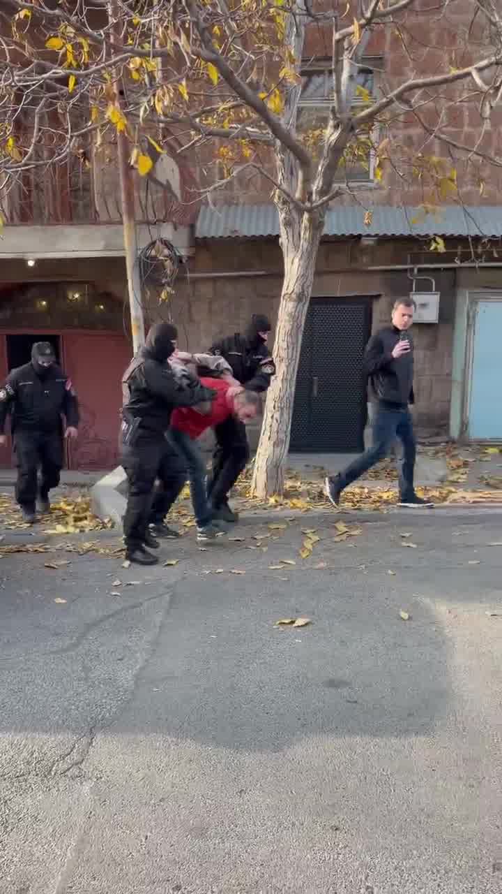 Two Armenian opposition podcast hosts, Narek Samsonyan and Vazgen Saghatelyan, were detained today following searches of their homes, after a criminal complaint filed by parliamentary speaker Alen Simonyan. 