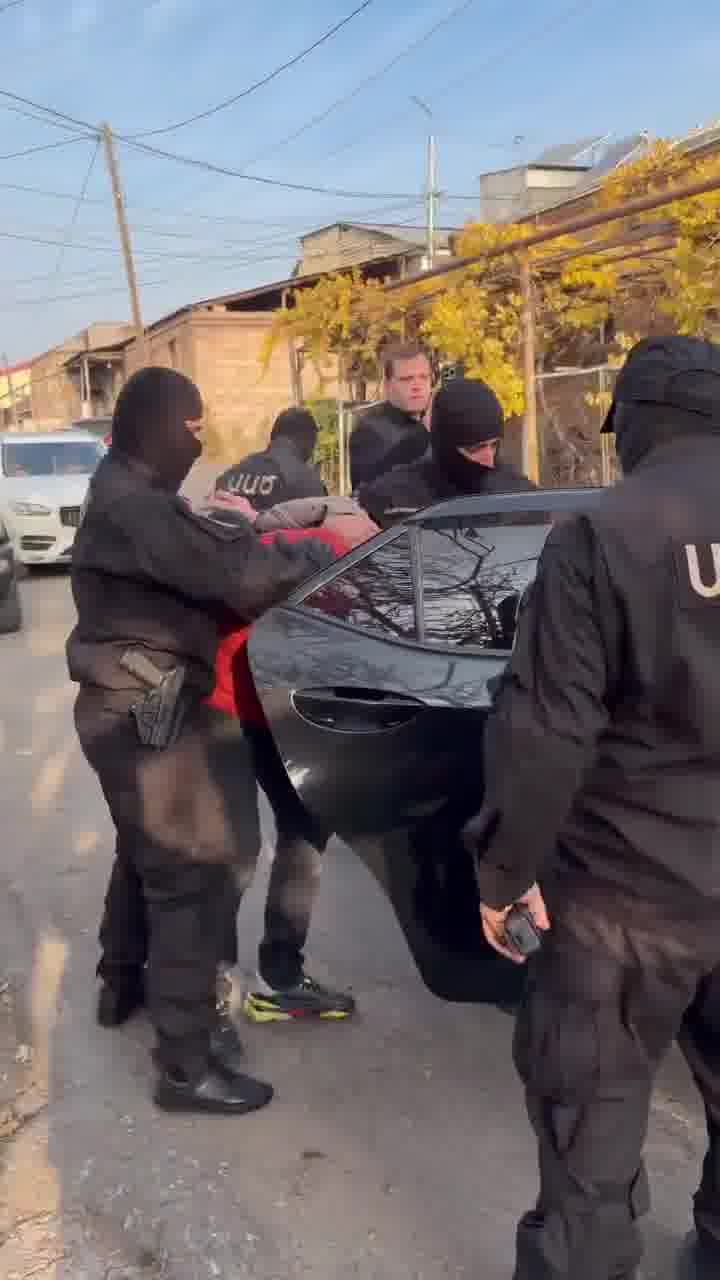 Two Armenian opposition podcast hosts, Narek Samsonyan and Vazgen Saghatelyan, were detained today following searches of their homes, after a criminal complaint filed by parliamentary speaker Alen Simonyan. 