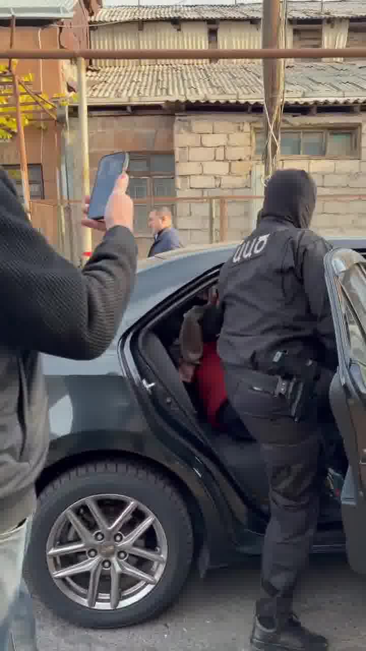 Two Armenian opposition podcast hosts, Narek Samsonyan and Vazgen Saghatelyan, were detained today following searches of their homes, after a criminal complaint filed by parliamentary speaker Alen Simonyan. 