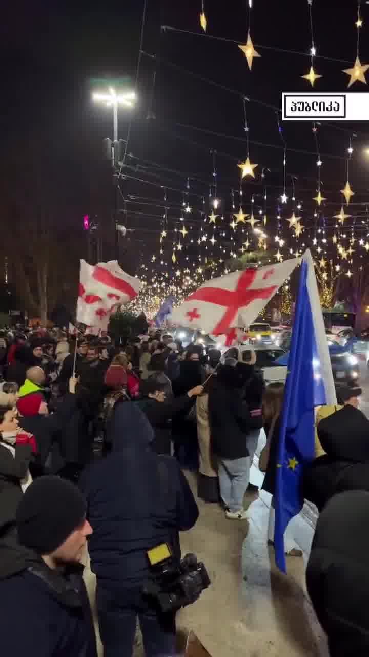 Protesters on Rustaveli Avenue today, December 17. Georgian Dream adopted a new law that prohibits “blocking sidewalks.” Police officers are warning protesters to “free the pavement.”