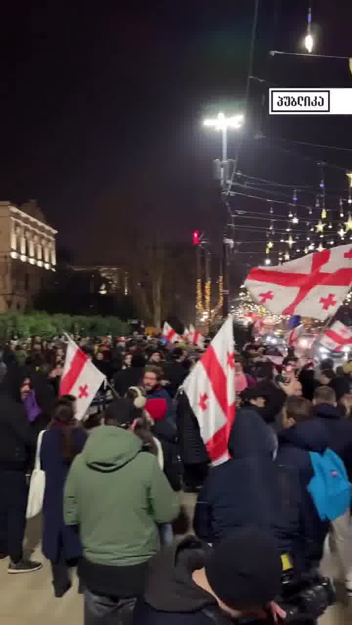 Protesters on Rustaveli Avenue today, December 17. Georgian Dream adopted a new law that prohibits “blocking sidewalks.” Police officers are warning protesters to “free the pavement.”