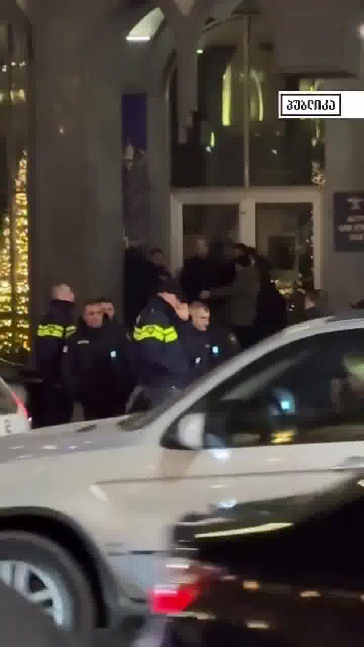 Protesters on Rustaveli Avenue today, December 17. Georgian Dream adopted a new law that prohibits “blocking sidewalks.” Police officers are warning protesters to “free the pavement.”