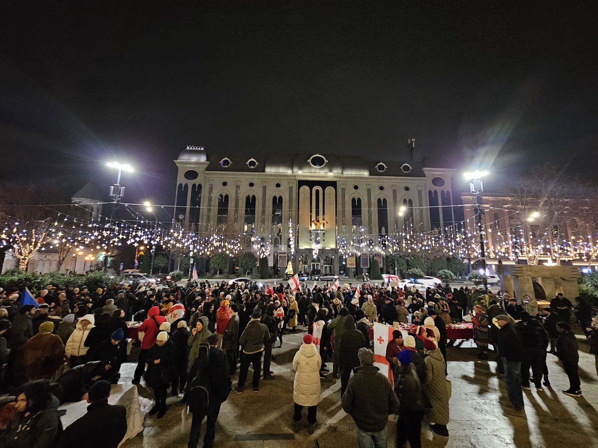 Protestocular bugün de Rustaveli Caddesi'nde toplandı; bu, yeni yılı bu yerde protesto gösterisiyle karşıladıkları ikinci yıl.