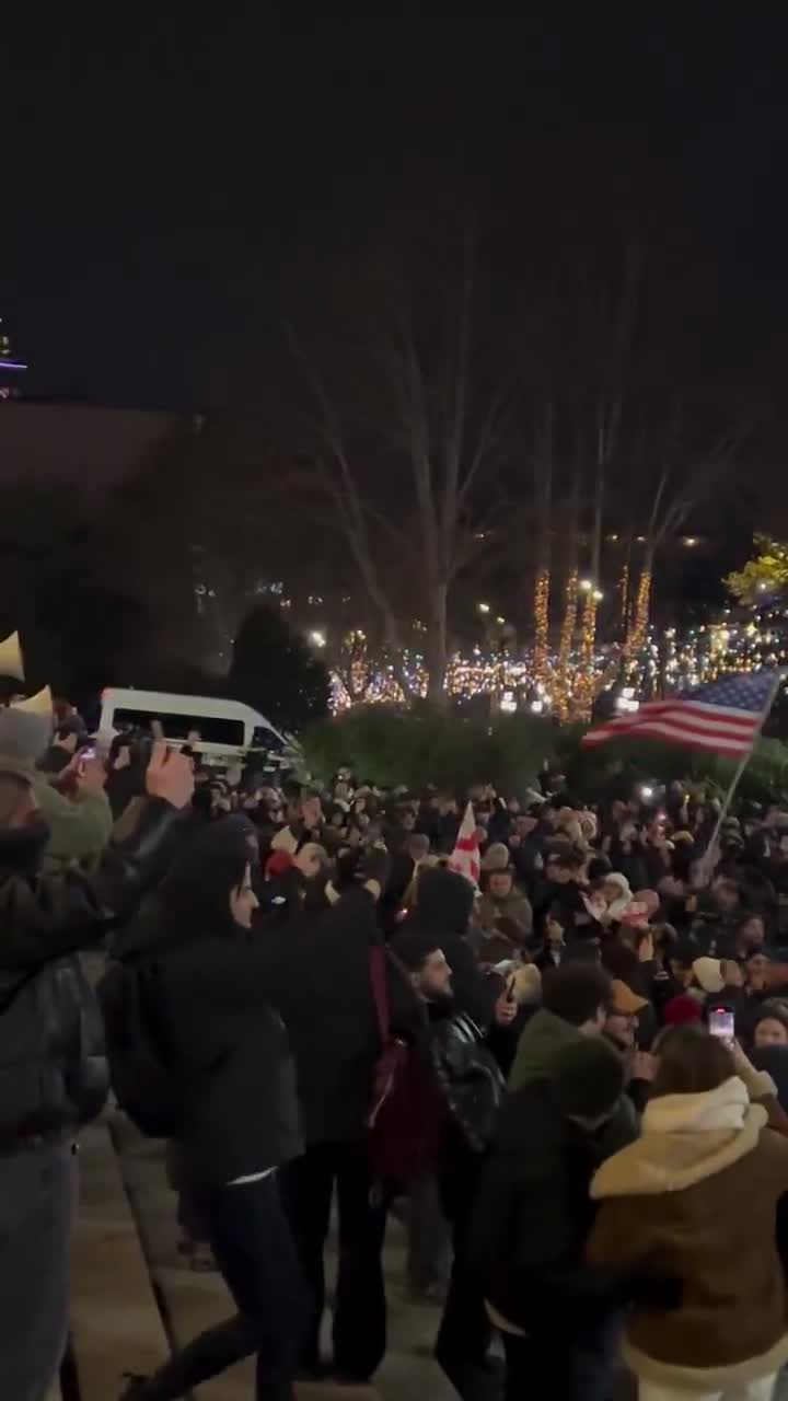 2026 yılı başlarken, Tiflis sokakları Sakartvelo sloganlarıyla yankılanıyor. Yaklaşık 400 gündür aralıksız devam eden protestolarda Gürcüler, özgürlüklerini, demokrasilerini, egemenliklerini ve Avrupa'daki geleceklerini savunmak için sokaklarda kalmaya devam ediyor.