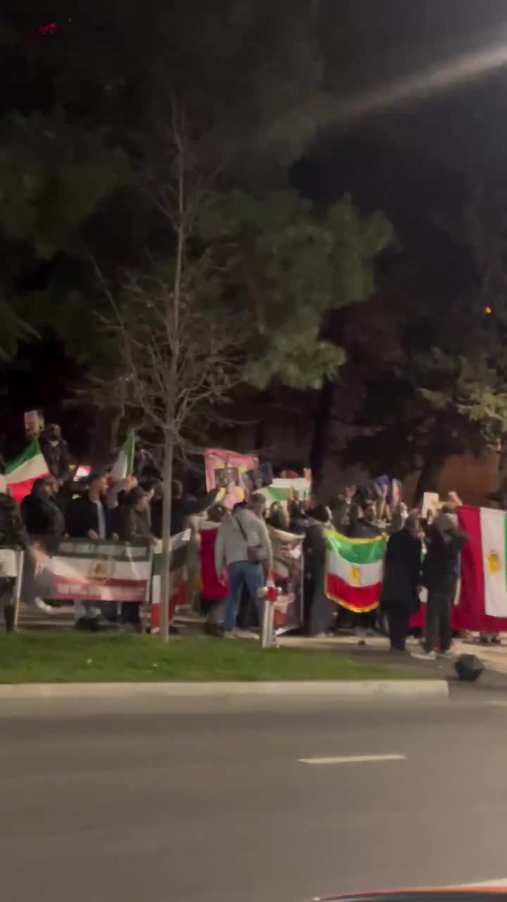 Tiflis'te, İran halkının direnişine destek amacıyla İran büyükelçiliği önünde her gün dayanışma protestoları düzenleniyor.