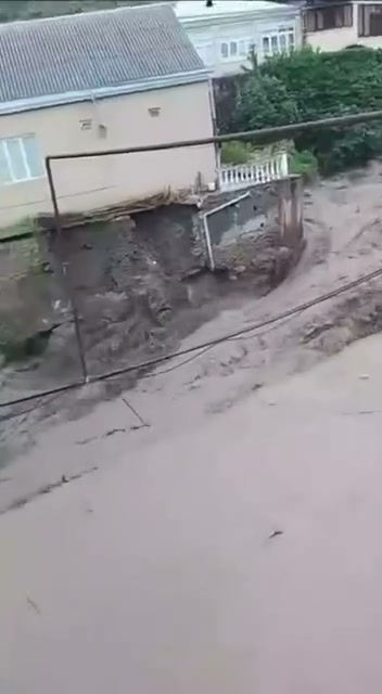 A landslide destroyed part of the balcony of a residential building in the Levashinsky District of Dagestan. In several districts of the republic, rivers overflowed their banks due to rising water levels.