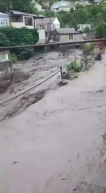 A landslide destroyed part of the balcony of a residential building in the Levashinsky District of Dagestan. In several districts of the republic, rivers overflowed their banks due to rising water levels.