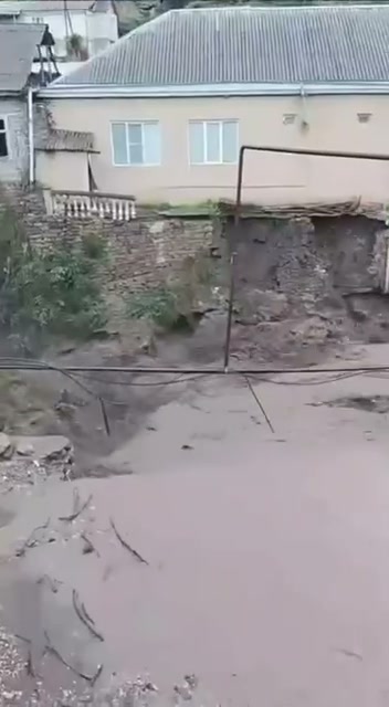 A landslide destroyed part of the balcony of a residential building in the Levashinsky District of Dagestan. In several districts of the republic, rivers overflowed their banks due to rising water levels.