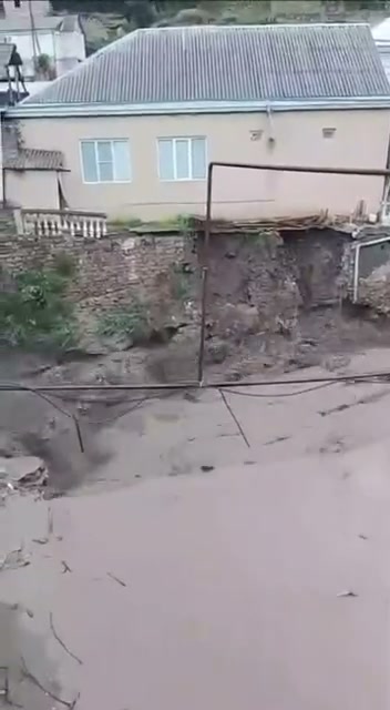 A landslide destroyed part of the balcony of a residential building in the Levashinsky District of Dagestan. In several districts of the republic, rivers overflowed their banks due to rising water levels.