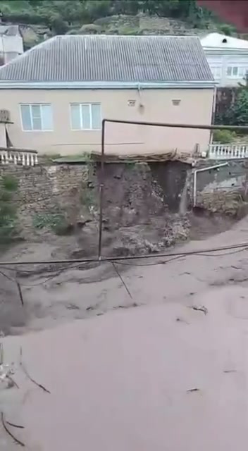 A landslide destroyed part of the balcony of a residential building in the Levashinsky District of Dagestan. In several districts of the republic, rivers overflowed their banks due to rising water levels.