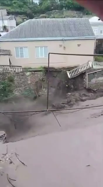 A landslide destroyed part of the balcony of a residential building in the Levashinsky District of Dagestan. In several districts of the republic, rivers overflowed their banks due to rising water levels.
