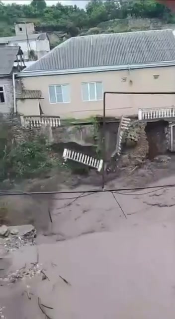 A landslide destroyed part of the balcony of a residential building in the Levashinsky District of Dagestan. In several districts of the republic, rivers overflowed their banks due to rising water levels.