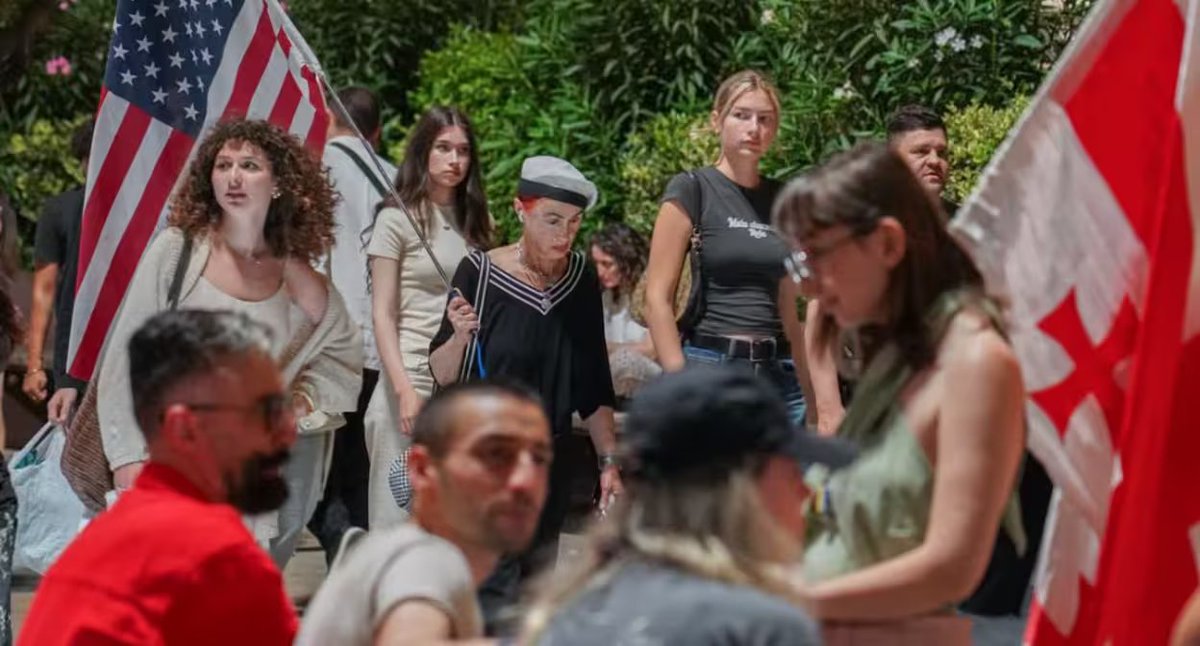 Supporters of Georgia's Eurointegration gathered in front of the parliament building in Tbilisi for the 593rd consecutive day, demanding the release of political prisoners. A protest also took place in Kutaisi